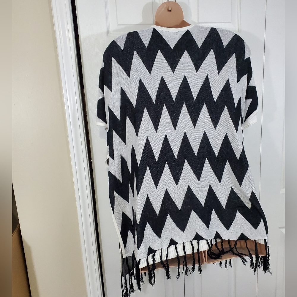 Torrid Chevron Ruana Kimono Duster Poncho Cardigan Fringe Knit 2/3 Black & White - Picture 8 of 13